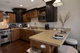Silver Star Luxury Condo Ski in Ski out Hot Tub Gym - Image 4