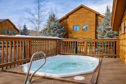 6A Timberwolf Lodge Cabin Vibe Cozy Stay with Hot Tub - Image 2