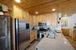 6A Timberwolf Lodge Cabin Vibe Cozy Stay with Hot Tub - Image 4