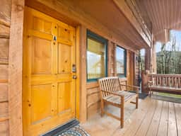 6A Timberwolf Lodge Cabin Vibe Cozy Stay with Hot Tub - Image 3