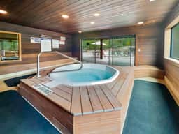 Cozy Red Pine Ski Condo Pool Hot Tub Park City - Image 2