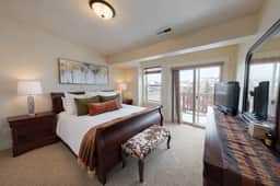 Spacious Ski Retreat 5452 with Pool Hot Tub and Garage - Image 5