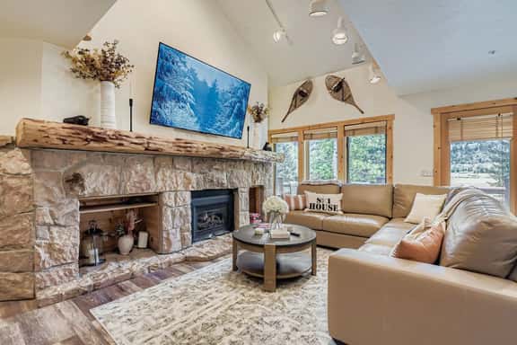 Deer Valley Condo Retreat Close to Skiing Hiking Hot Tub 402 - Image 1