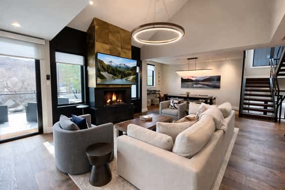 1121 Norfolk Luxury 5 Bedroom Retreat Near Main Street and Slopes - Image 1