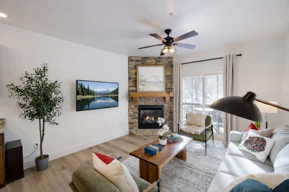 5569 Gold Medal Getaway Cozy Mountain Escape with Hot Tub - Image 1