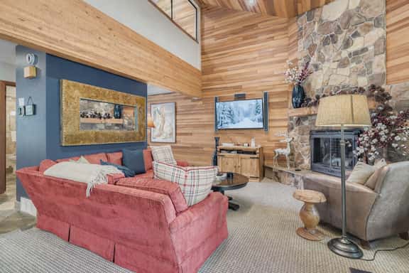 Pet Friendly Lakeside Getaway 1763 Hot Tub and Pool - Image 1