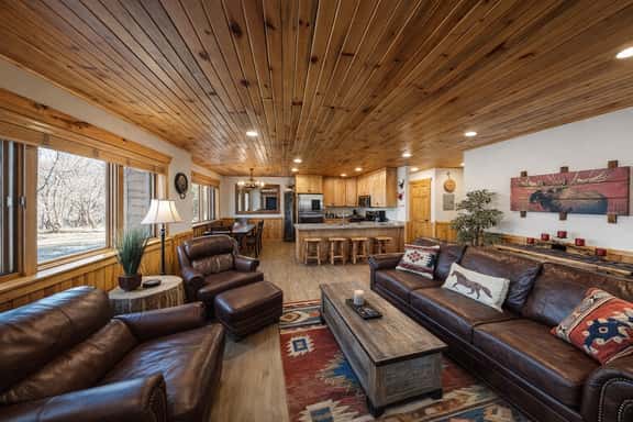 6A Timberwolf Lodge Cabin Vibe Cozy Stay with Hot Tub - Image 1
