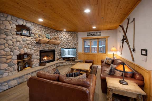 Timberwolf 3D Mountain Escape with Hot Tub Retreat - Image 1