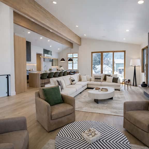 Spacious Mountain Oasis 1060 with Hot Tub and Outdoor Lounge - Image 1