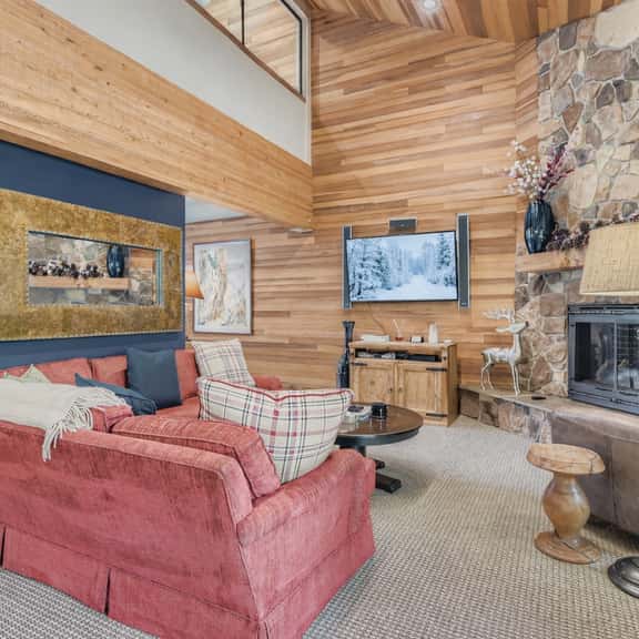 Pet Friendly Lakeside Getaway 1763 Hot Tub and Pool - Image 1