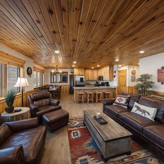 6A Timberwolf Lodge Cabin Vibe Cozy Stay with Hot Tub - Image 1