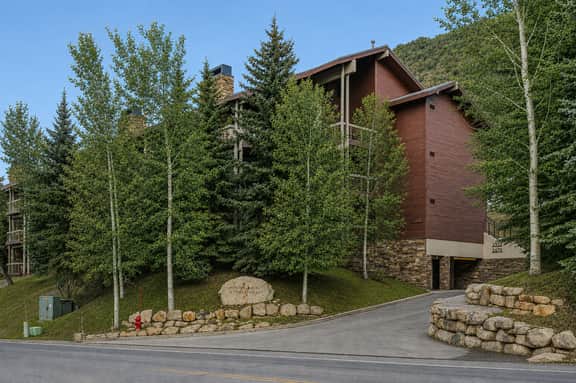 100 Yards to Lift Powder Run Modern AC Spa 24B - Image 3