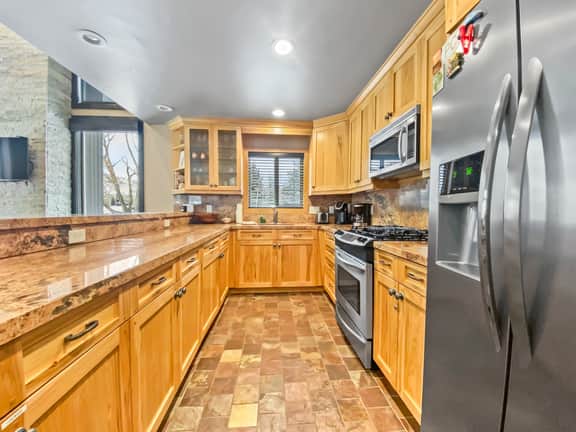 3 Kings Condo near PCMR Base with Pool Hot Tub Retreat - Image 4