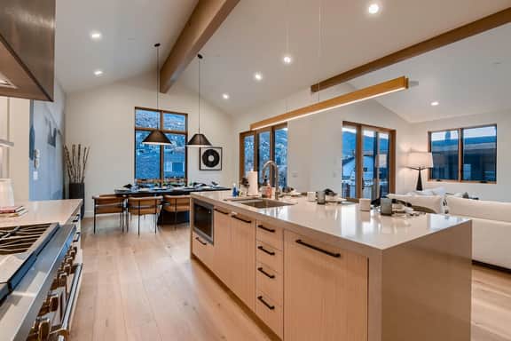 Spacious Mountain Oasis 1060 with Hot Tub and Outdoor Lounge - Image 4
