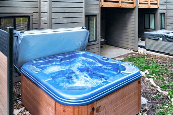 37C Hidden Creek Ski Retreat Hot Tub Fireplace and Views - Image 3