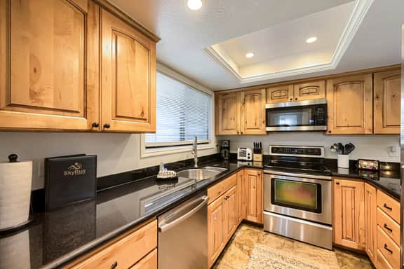 37C Hidden Creek Ski Retreat Hot Tub Fireplace and Views - Image 4