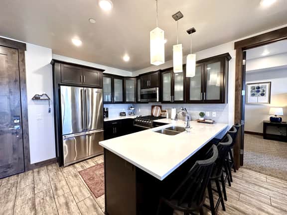 Blackstone Overlook 312 Modern Condo with Hot Tub Access - Image 4