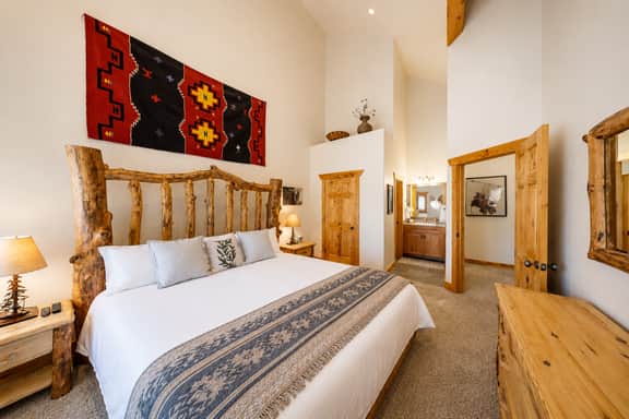 6A Timberwolf Lodge Cabin Vibe Cozy Stay with Hot Tub - Image 5
