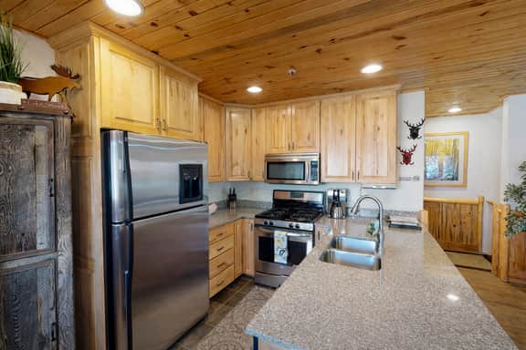 6A Timberwolf Lodge Cabin Vibe Cozy Stay with Hot Tub - Image 4