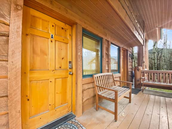 6A Timberwolf Lodge Cabin Vibe Cozy Stay with Hot Tub - Image 3