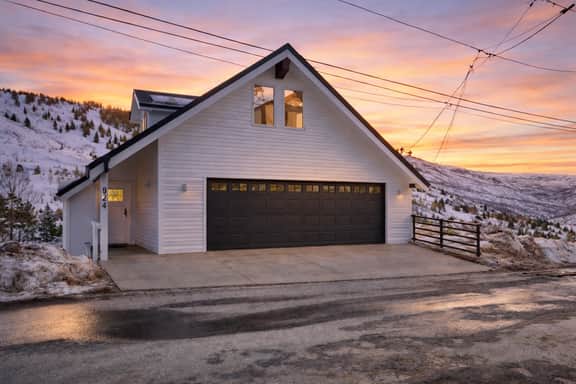 Mountain Majesty 311 Luxury Retreat in the Heart of Old Town - Image 3