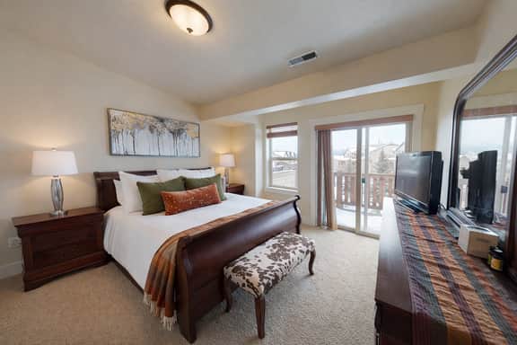 Spacious Ski Retreat 5452 with Pool Hot Tub and Garage - Image 5